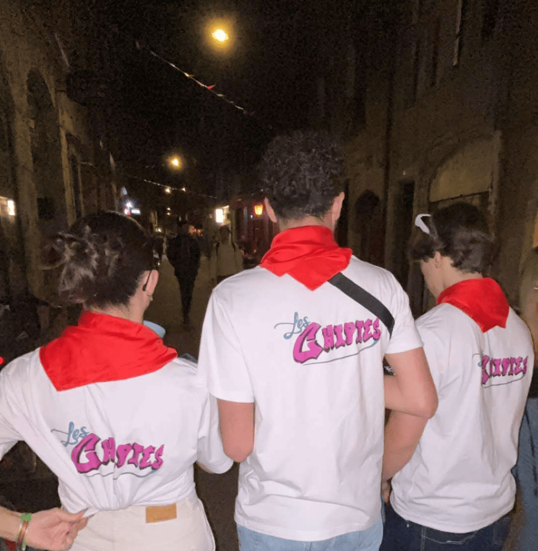 Groupe portant les t-shirts